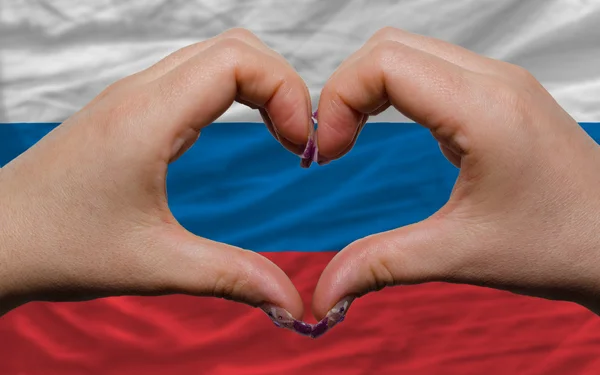 Nad státní vlajka Ruska ukázala srdce a lásku gesto udělal — Stock fotografie