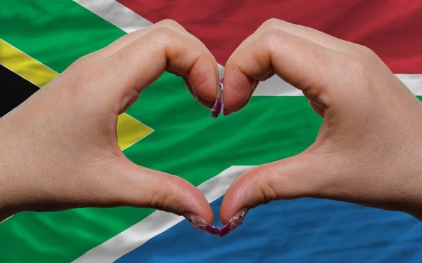 Nad národní vlajka Jižní Afrika ukázala srdce a lásku gesto — Stock fotografie
