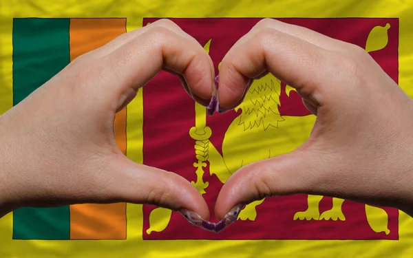 Sur le drapeau national de srilanka a montré le coeur et l'amour geste fou — Photo