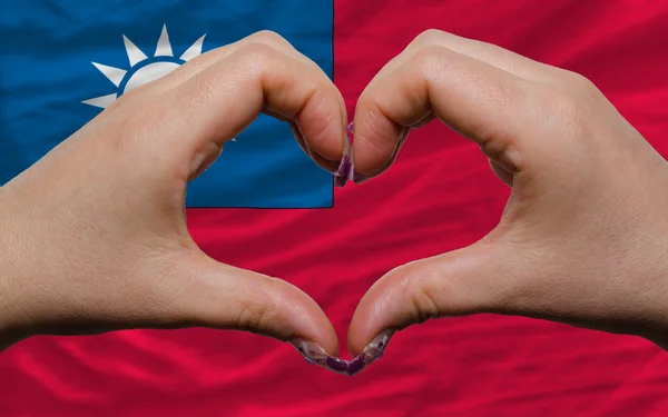 Sobre bandera nacional de taiwan mostró el corazón y el gesto de amor hecho — Foto de Stock