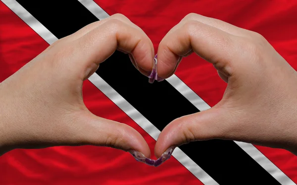 Над национальным флагом Тринидад Табаго показали сердце и любовь gest — стоковое фото
