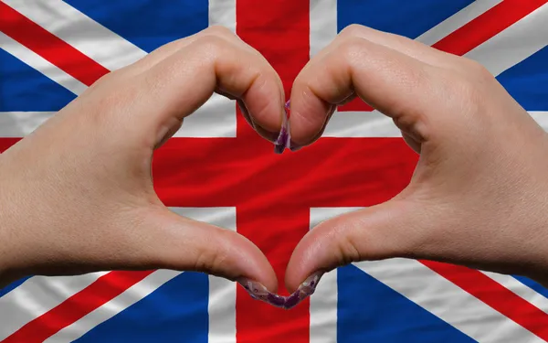 Over nationale vlag van Groot-Brittannië bleek hart en liefde gestur — Stockfoto