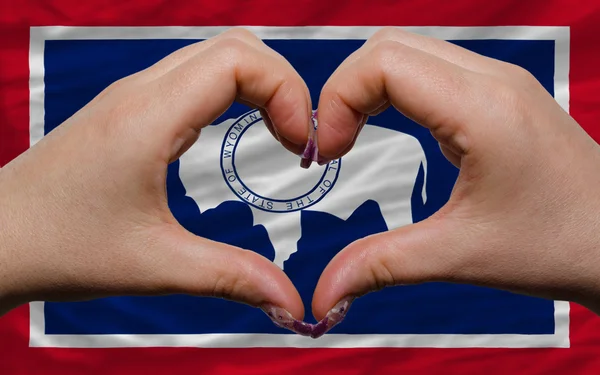 Sur le drapeau de l'État américain de wyoming a montré le coeur et gestur d'amour — Photo