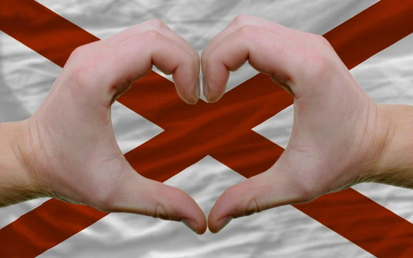Sobre a bandeira do estado americano de alabama mostrou coração e amor gestur — Fotografia de Stock