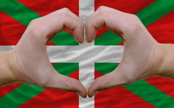Over vlag van Baskische toonde hart en liefde gebaar gemaakt door handen — Stockfoto