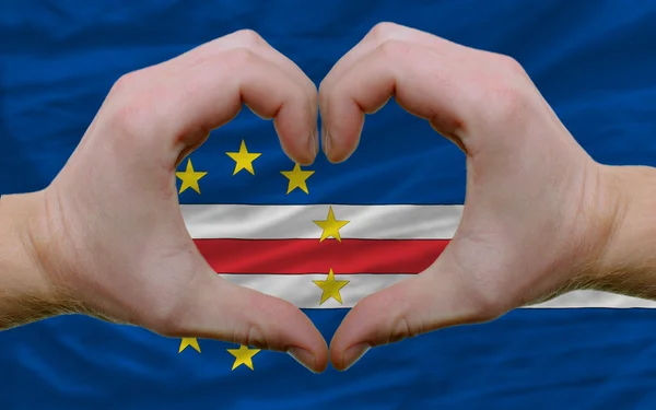 Cape verde Cumhuriyeti bayrağı üzerinde ha tarafından yapılan kalp ve sevgi jest gösterdi — Stok fotoğraf
