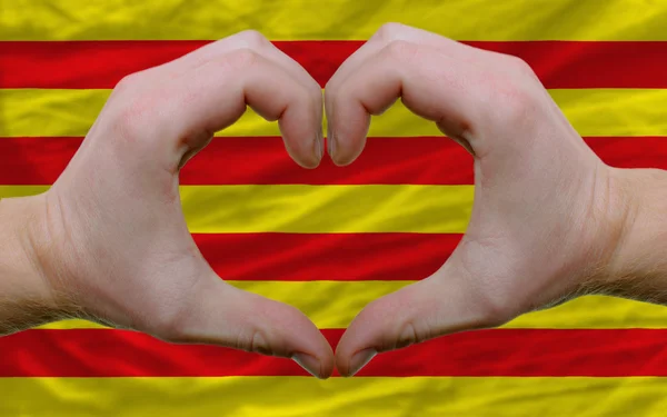 Catalonia bayrağı üzerinde han tarafından yapılan kalp ve sevgi jest gösterdi — Stok fotoğraf