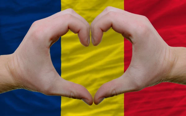 在乍得的旗子显示心和爱的姿态的手做 — 图库照片