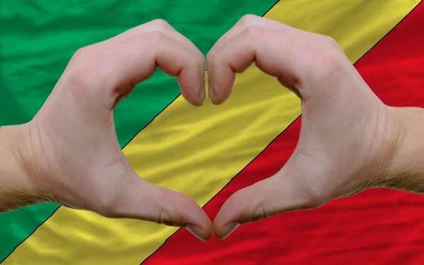 Über der Flagge des Kongo zeigte Herz und Geste der Liebe von den Händen gemacht — Stockfoto
