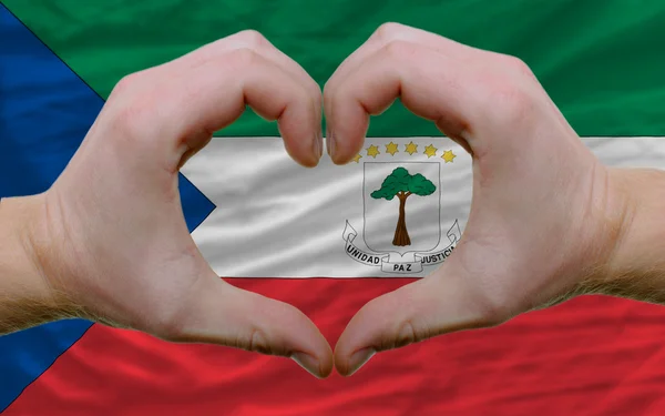 Ekvator Ginesi Cumhuriyeti bayrağı üzerinde kalp ve sevgi jest deli gösterdi — Stok fotoğraf