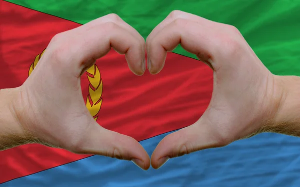 Eritre bayrağı üzerinde el ile yapılan kalp ve sevgi jest gösterdi — Stok fotoğraf