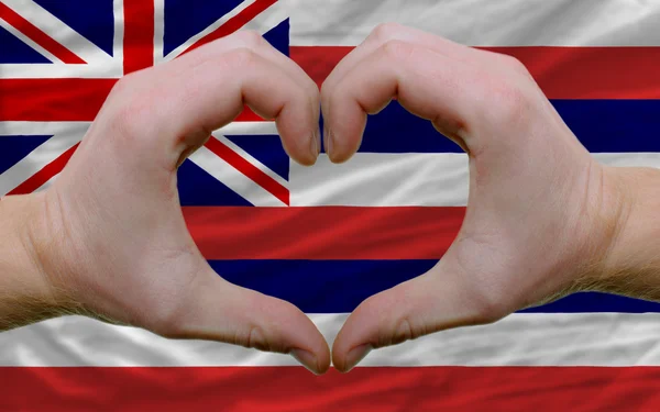 Über amerikanischer Staatsflagge von Hawaii zeigte Herz und Liebesgeste — Stockfoto