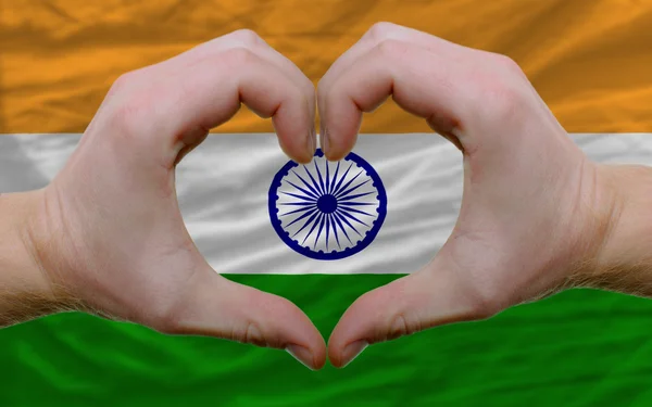Sobre la bandera de la India mostró el corazón y el gesto de amor hecho por las manos — Foto de Stock