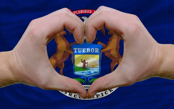 ミシガン州のアメリカの国家の旗を示した心と愛の gestu — ストック写真