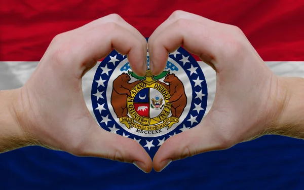 Sobre a bandeira do estado americano de missouri mostrou coração e amor gestu — Fotografia de Stock