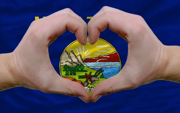 Sobre a bandeira do estado americano de Montana mostrou coração e amor gestur — Fotografia de Stock