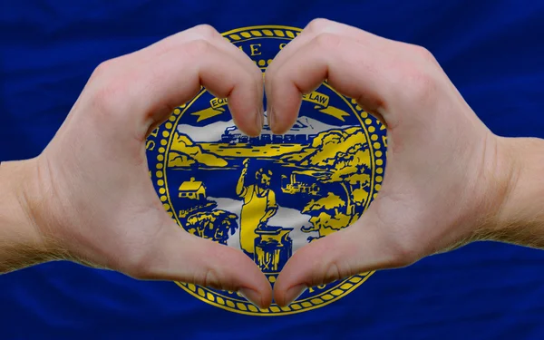 Nebraska Amerikan Devlet bayrağı üzerinde kalp ve sevgi gestu gösterdi. — Stok fotoğraf