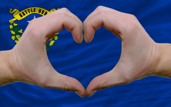 Över amerikanska staten flagga nevada visade hjärta och kärlek gest — Stockfoto