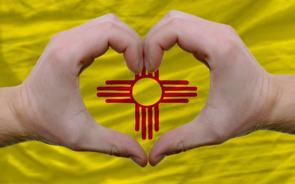 Nad flaga amerykańskiego stanu Nowy Meksyk pokazał ges serce i miłość — Zdjęcie stockowe