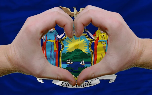Sobre la bandera del estado americano de Nueva York mostró el corazón y el amor gestu —  Fotos de Stock