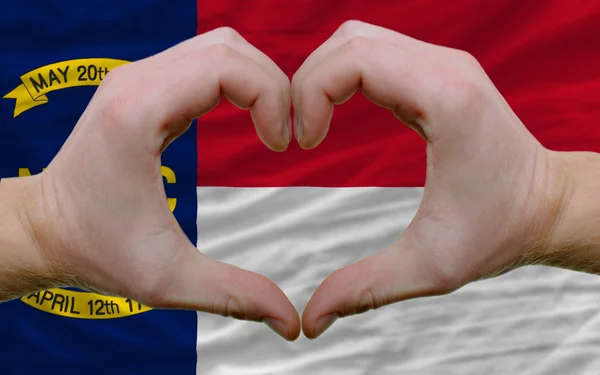 Över amerikanska staten north Carolinas flagga visade hjärta och kärlek — Stockfoto