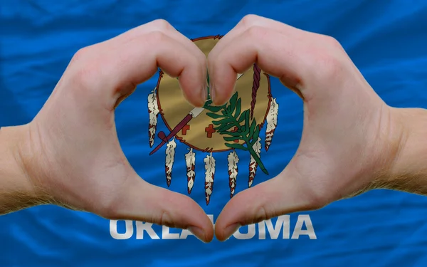 在俄克拉荷马州的美国州旗显示心和爱 gestu — 图库照片