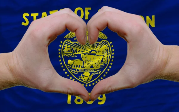 Sopra bandiera statale americana di origon ha mostrato il cuore e il gesto d'amore — Foto Stock