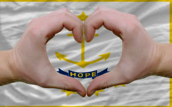 Над американским флагом штата Род-Айленд показали сердце и любовь г — стоковое фото