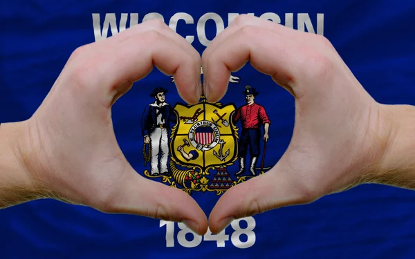 Over Amerikaanse vlag van wisconsin toonde hart en liefde gest — Stockfoto