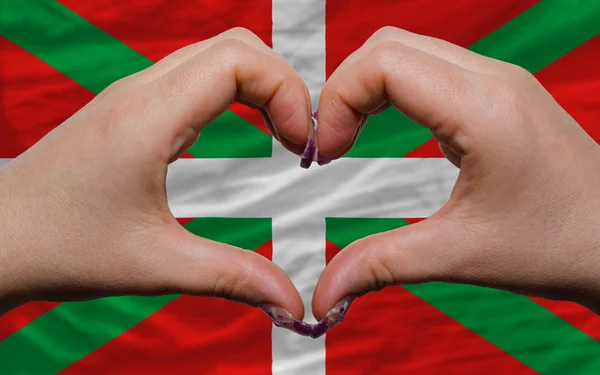 Sopra bandiera di basco ha mostrato il cuore e il gesto di amore fatto da mani — Foto Stock