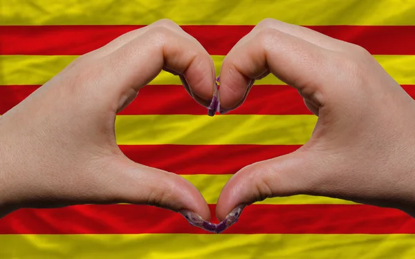 Over vlag van Catalonië toonde hart en liefde gebaar gemaakt door han — Stockfoto