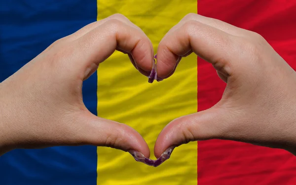 Nad Čadská vlajka ukázala srdce a lásku gesto ze strany rukou — Stock fotografie