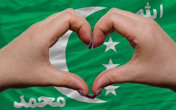 Över flagga Komorerna visade hjärta och kärlek gest tillverkas för hand — Stockfoto