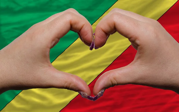 Sobre la bandera del congo mostró el corazón y el gesto de amor hecho por las manos — Foto de Stock
