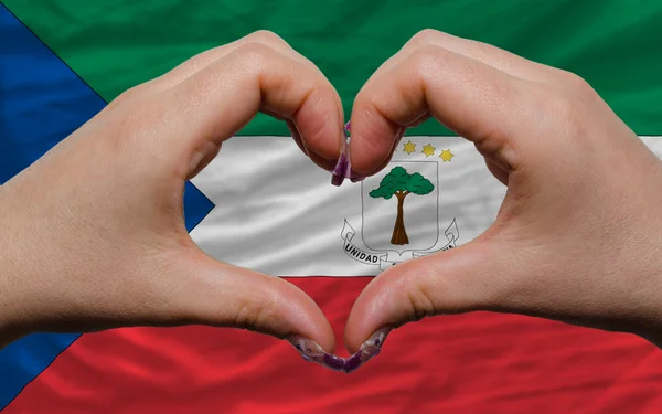 Nad Vlajka Rovníkové Guiney ukázala srdce a lásku gesto mad — Stock fotografie