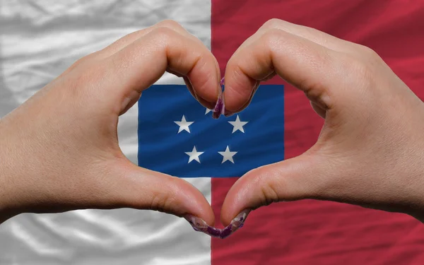 Franceville bayrağı üzerinde h tarafından yapılan kalp ve sevgi jest gösterdi — Stok fotoğraf