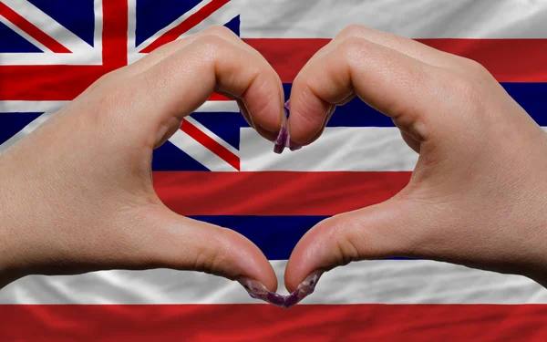 Über amerikanischer Staatsflagge von Hawaii zeigte Herz und Liebesgeste — Stockfoto
