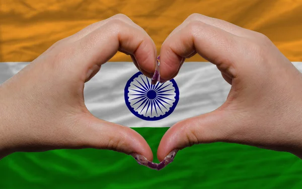 Sobre a bandeira da Índia mostrou o coração e o gesto de amor feito por mãos — Fotografia de Stock