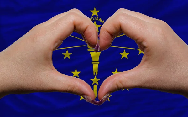 Nad flaga amerykańskiego stanu Indiana pokazał gestur serce i miłość — Zdjęcie stockowe