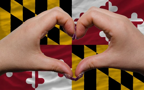 Nad flaga amerykańskiego stanu Maryland pokazał gestu serce i miłość — Zdjęcie stockowe