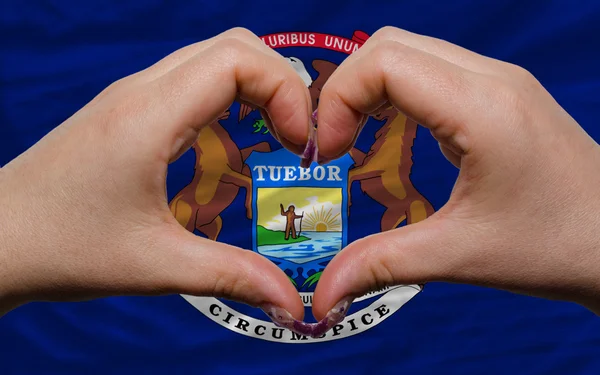 Sobre la bandera del estado americano de Michigan mostró el corazón y el amor gestu — Foto de Stock