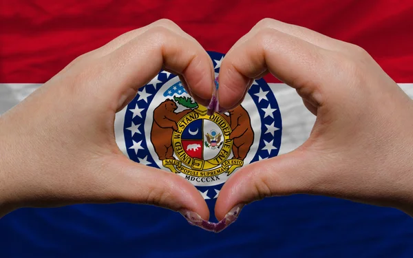 Над американским флагом штата Миссия показали сердце и любовь жест — стоковое фото