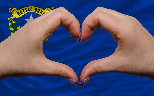 Über der amerikanischen Staatsflagge von Nevada zeigte Herz und Liebesgeste — Stockfoto