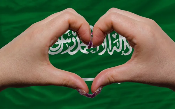 Sobre la bandera de Arabia Saudita mostró el corazón y el gesto de amor hecho por —  Fotos de Stock