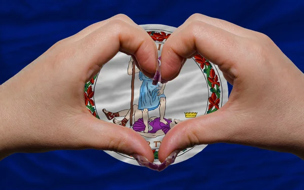 Nad Państwa amerykański Flaga stanowa Wirginii pokazał gestu serce i miłość — Zdjęcie stockowe
