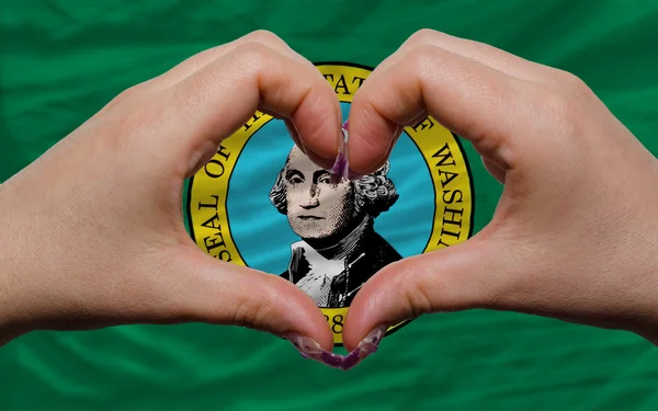 Přes americké státní vlajka Washingtonu ukázal srdce a lásku ges — Stock fotografie