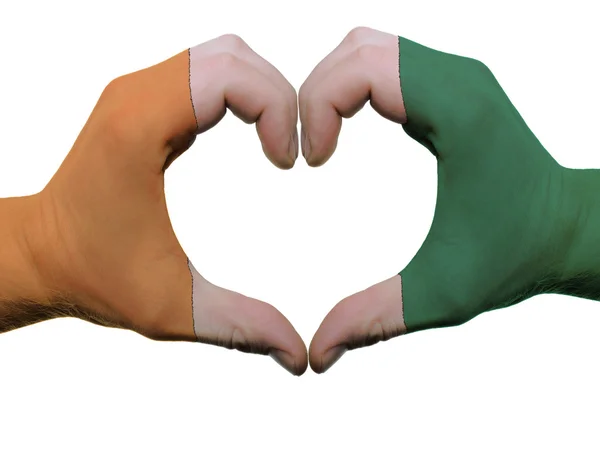 Hart en liefde gebaar in cote had ivore vlag kleuren door handen isol — Stockfoto