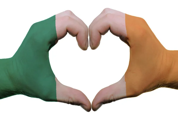 Geste de coeur et d'amour dans les couleurs du drapeau d'Irlande par les mains isolées — Photo