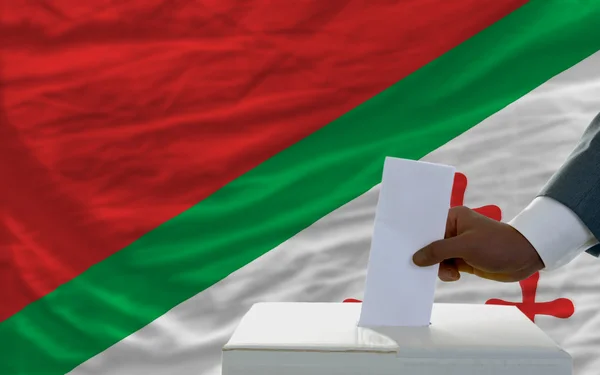 Mann bei der Stimmabgabe vor der Nationalflagge von Katanga — Stockfoto