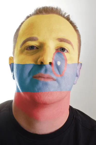 Gesicht eines ernsthaften Patrioten, gemalt in den Farben der kolumbianischen Flagge — Stockfoto
